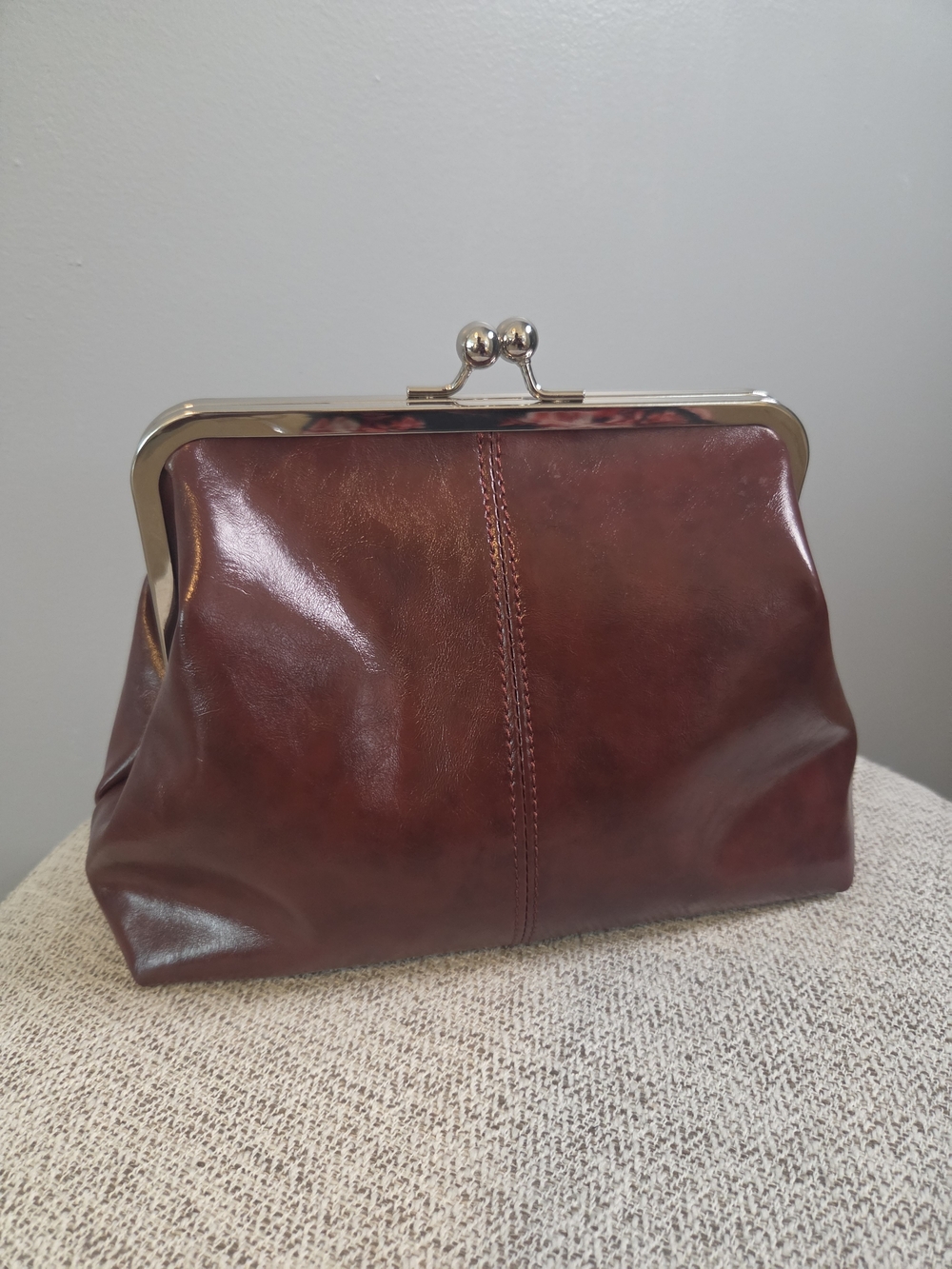 Women’s Vintage-Style Kiss-Lock Frame Bag
